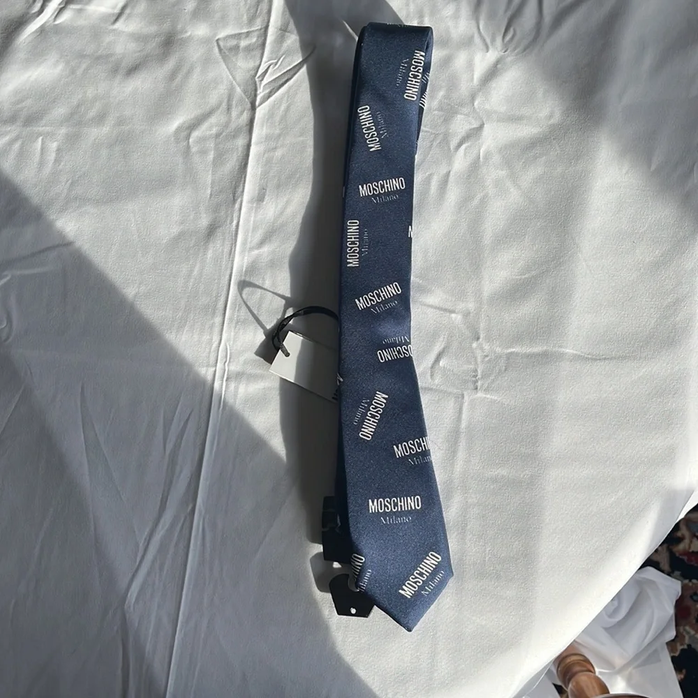 $125 Moschino Navy Moschino Milano Print Silk Tie NWT - Picture 3 of 7